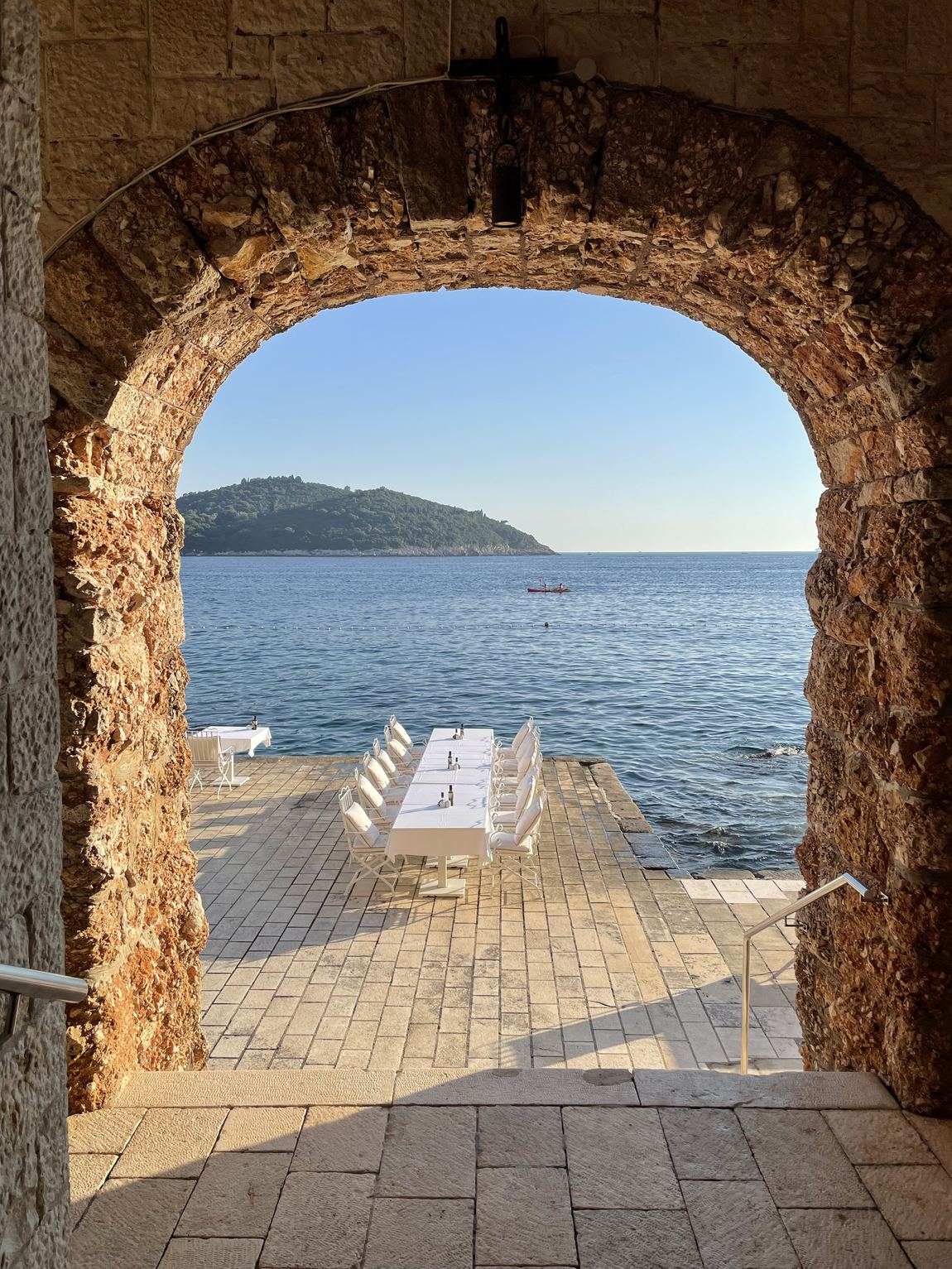 Seaside dining arch in Dubrovnik